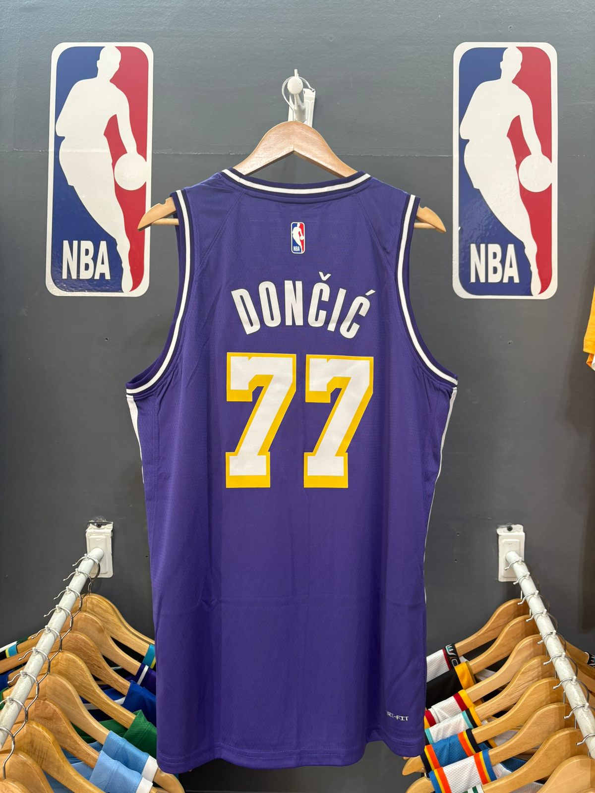 Los Angeles Lakers Statement Edition Violeta #77 - VERSION FAN