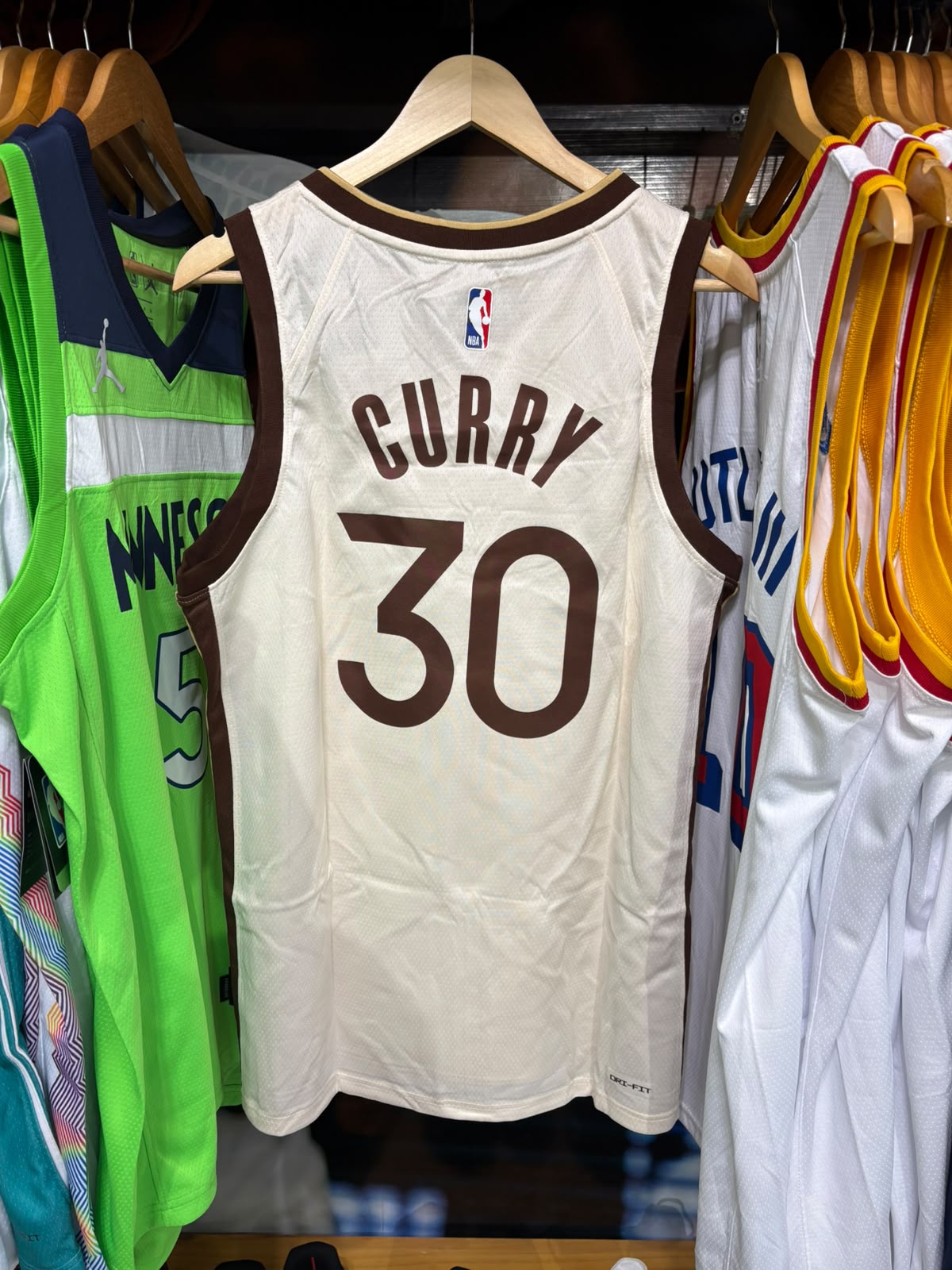 Camiseta Golden State Warriors #30 – Stephen Curry "The Town" | Adulto