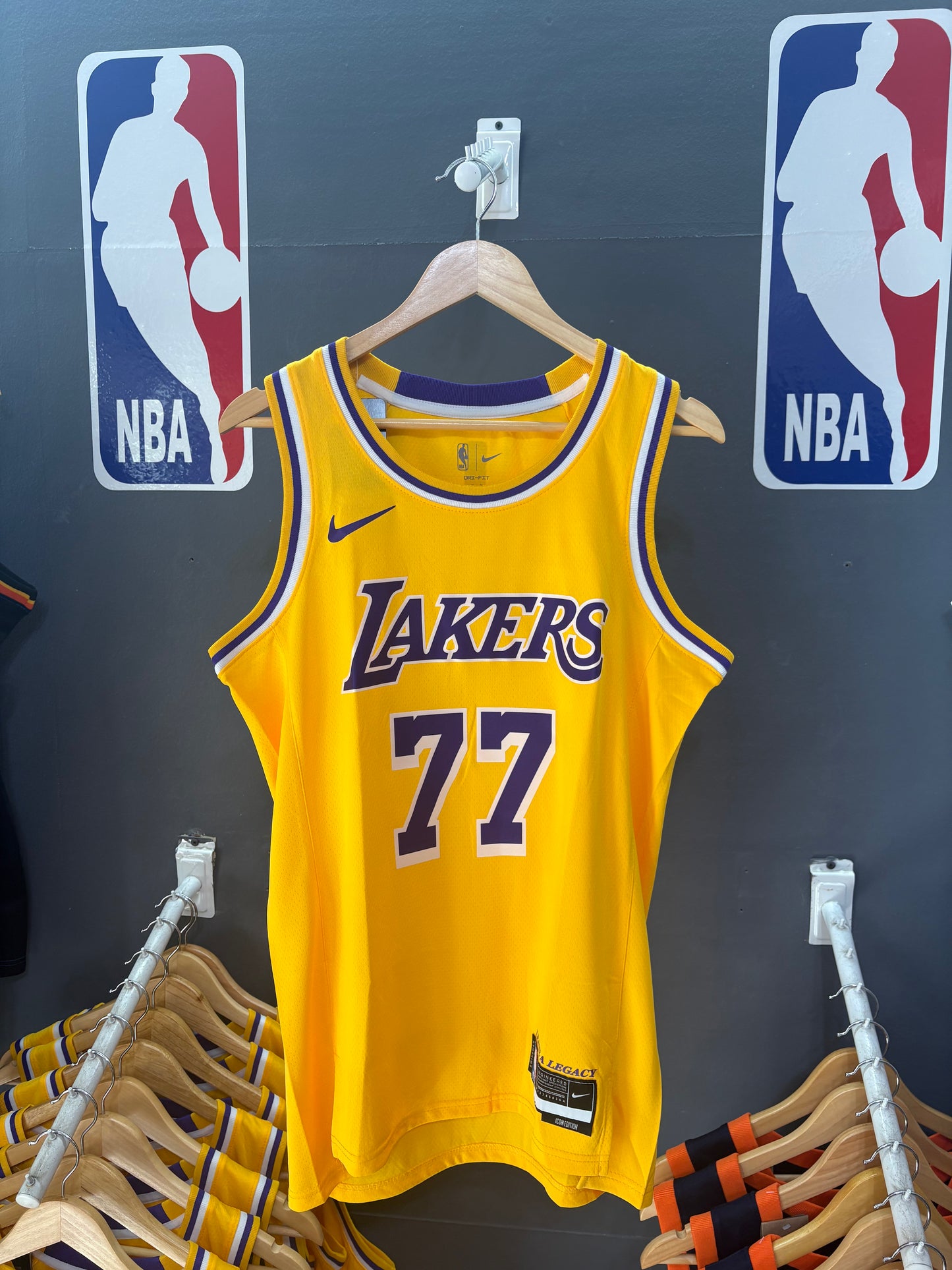 Los Angeles Lakers Icon Edition Amarilla #77 - VERSION FAN
