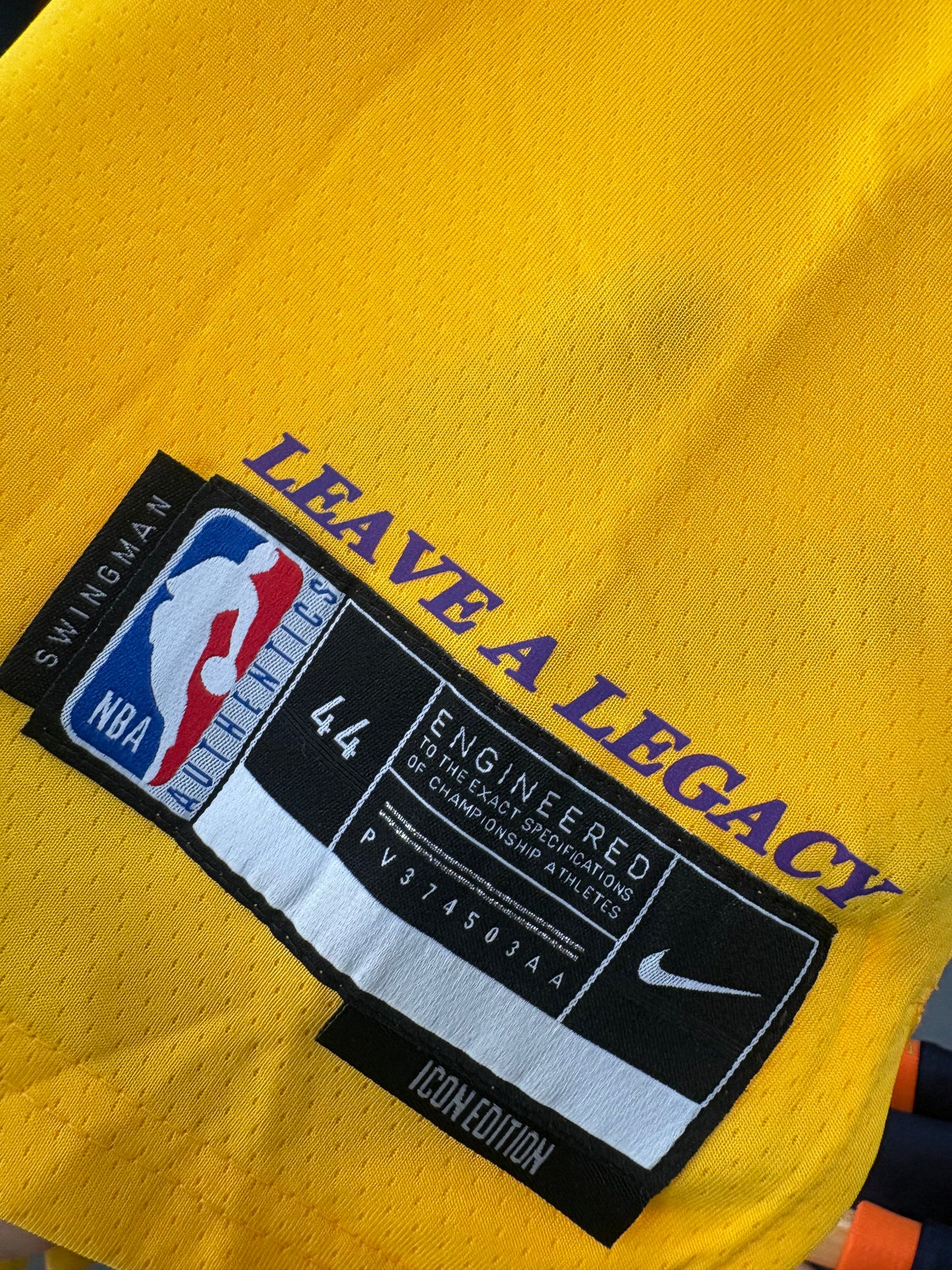 Los Angeles Lakers Icon Edition Amarilla #77 - VERSION FAN