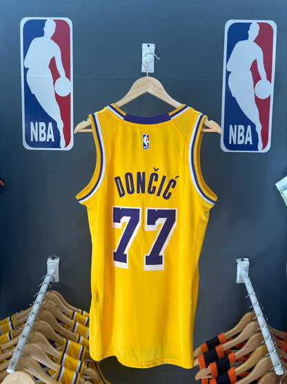 Los Angeles Lakers Icon Edition Amarilla #77 - VERSION FAN