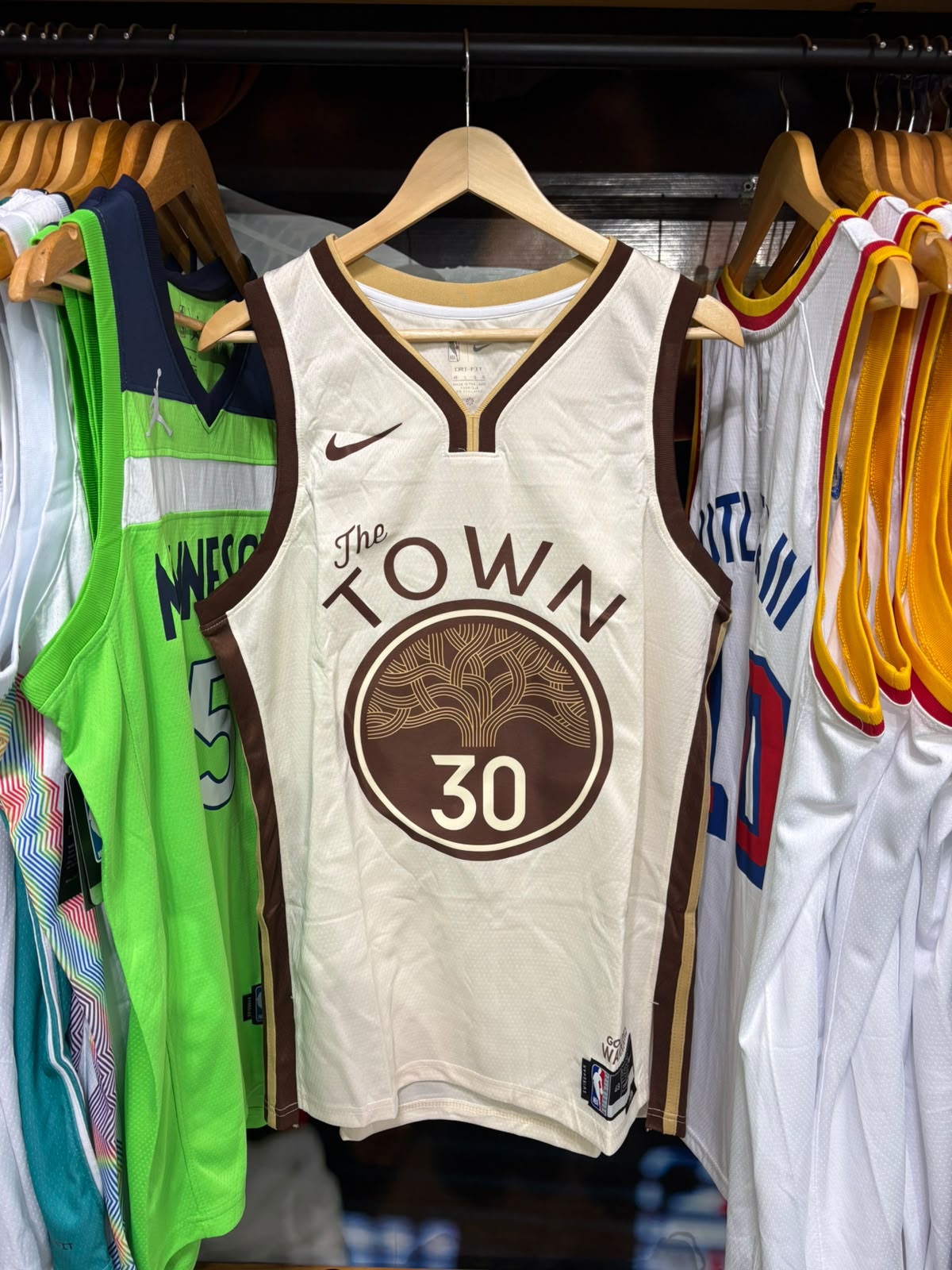 Camiseta Golden State Warriors #30 – Stephen Curry "The Town" | Adulto