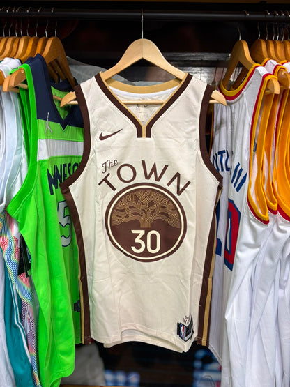 Camiseta Golden State Warriors #30 – Stephen Curry "The Town" | Adulto