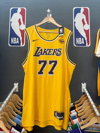 Los Angeles Lakers Icon Edition Amarilla #77 - VERSION PLAYER