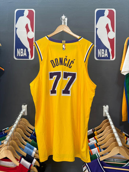 Los Angeles Lakers Icon Edition Amarilla #77 - VERSION PLAYER